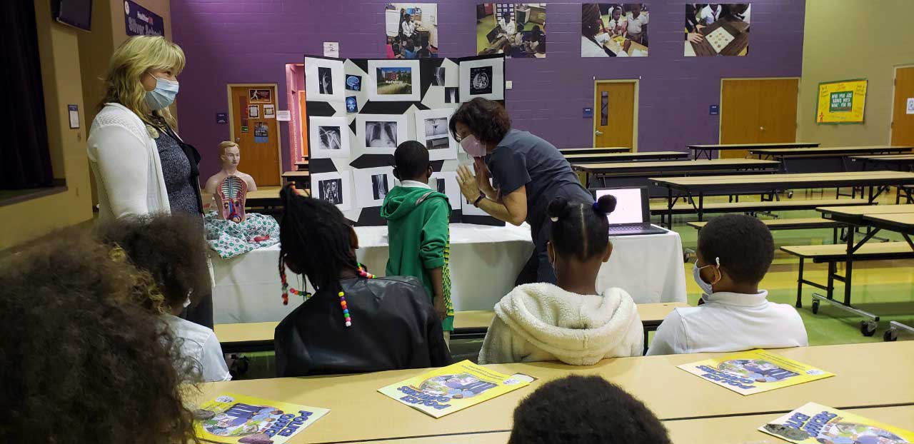 adult explaining to children the display